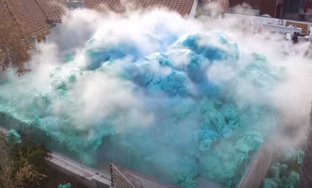 Συγκλονιστικό: Εντυπωσιάζει η «έκρηξη» του μεγαλύτερου «ηφαιστείου» αφρού (vid)