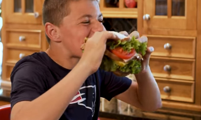 ΣΟΚ: Αυτό το παιδί έχει τα μεγαλύτερα σαγόνια στον κόσμο – Δείτε τι χωράει στο στόμα του (vid)