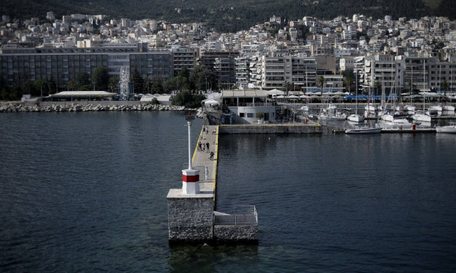 Κακοκαιρία: Ιστιοφόρο βούλιαξε στο λιμάνι της Καβάλας – Απίστευτες εικόνες