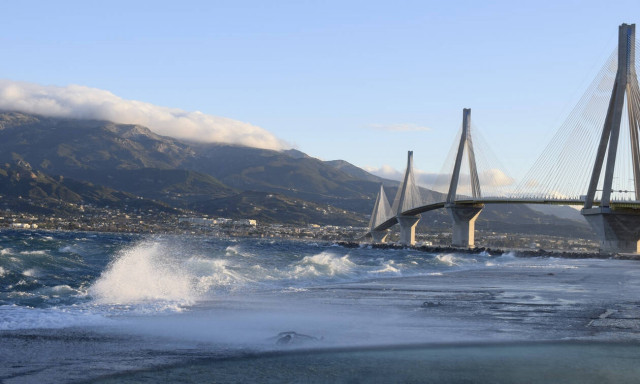 Απίστευτη εικόνα: Κεραυνός «χτυπά» τη γέφυρα Ρίου - Αντίρριου (pic)