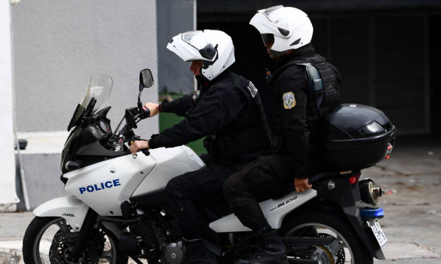 Σέρρες: Προφυλακιστέοι ο αστυνομικός και τρεις συγκατηγορούμενοί του - Πουλούσαν προστασία σε μαγαζί