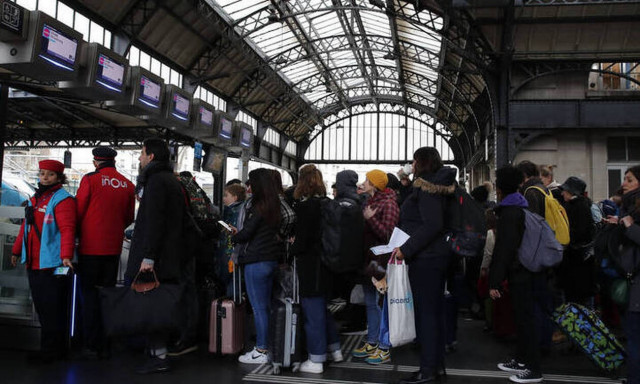 Παρίσι: Οι απεργίες ρίχνουν βαριά τη σκιά τους στο χριστουγεννιάτικο ρεβεγιόν
