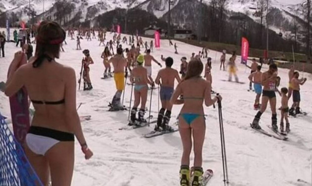 Καυτές Ρωσίδες με μπικίνι «λιώνουν» τα χιόνια! (vid)