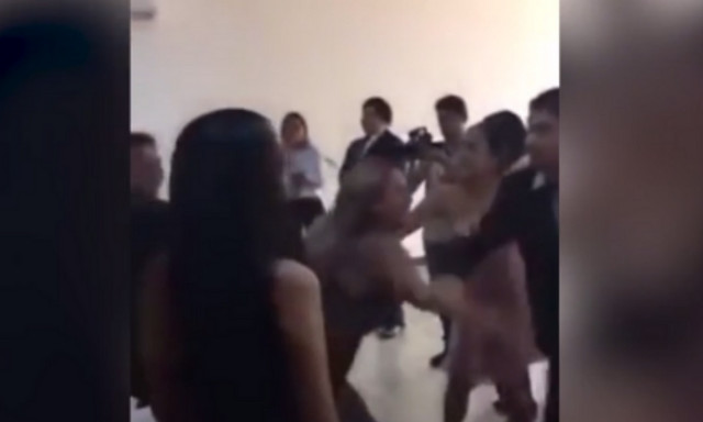 Πανικός σε γάμο: Πήγε η πρώην του γαμπρού και χτύπησε τη νύφη (video)