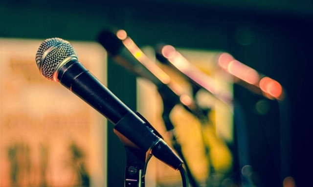 Η αγγελίας της χρονιάς: Ζητείται τραγουδίστρια για… καπνιστές (video)