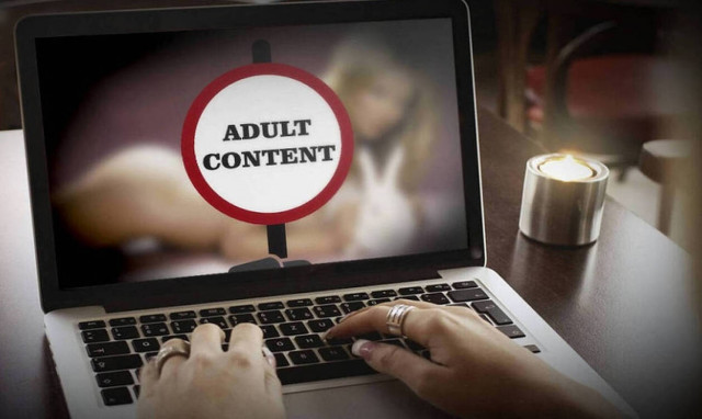 Σκάνδαλο: Γυναίκα δεσμοφύλακας γύρισε ταινίες πορνό με κρατούμενο (pics)