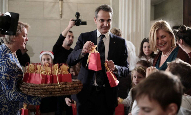 Κάλαντα στον πρωθυπουργό και στους πολιτικούς αρχηγούς - Η δήλωση «χρησμός» του Κυριάκου Μητσοτάκη