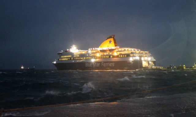 Συγκλονιστικό βίντεο: Η μάχη με τα κύματα του Blue Star Delos σε Νάξο - Σαντορίνη