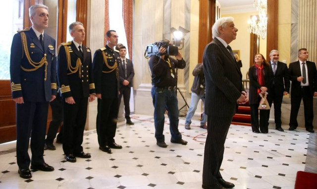 Μήνυμα Παυλόπουλου προς τους εύζωνες: Συμβολίζετε τους διαχρονικούς αγώνες του λαού μας 