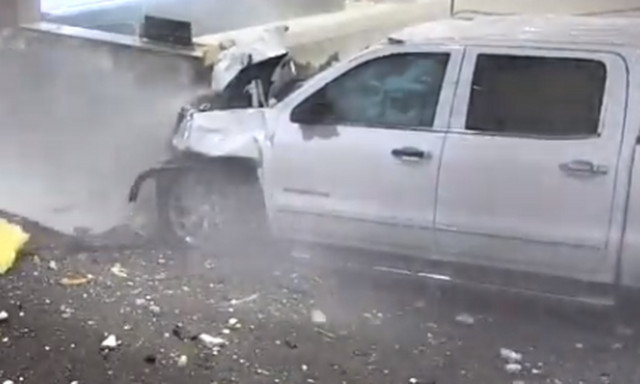 Φορτηγάκι «προσγειώνεται» σε χώρο αποσκευών... αεροδρομίου με 160 χλμ (vid)