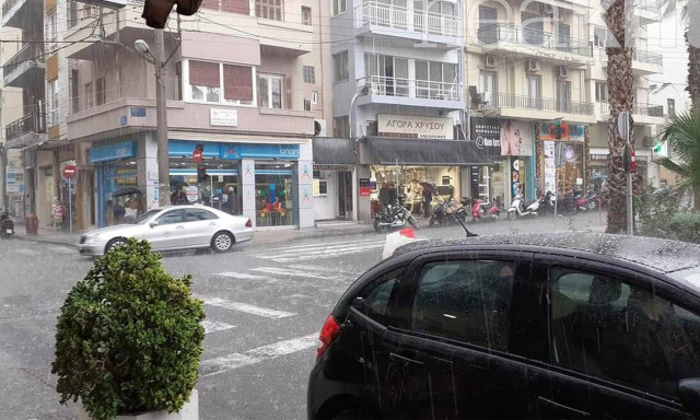 Κακοκαιρία: Ερήμωσε το Ηράκλειο από την έντονη χαλαζόπτωση – Απίστευτες εικόνες 