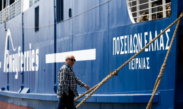 Συγκλονιστικό: Ο Posidon Hellas δένει στην Αίγινα μετά από μάχη με τα κύματα (video)