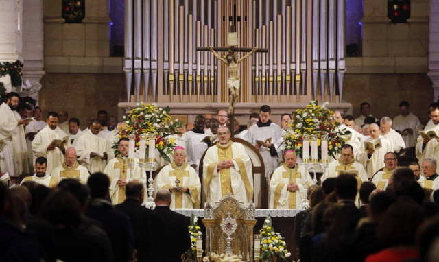Χριστούγεννα στον κόσμο: Χιλιάδες πιστοί στη Βηθλεέμ - Στις παραλίες οι Αυστραλοί (pics)