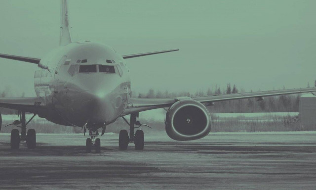 Απίστευτο σκηνικό: Αεροπλάνο… κόλλησε κάτω από γέφυρα (vid)