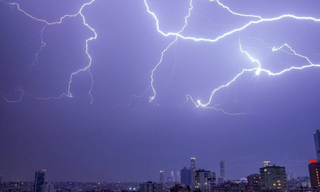 Τους άντρες ή τις γυναίκες χτυπούν περισσότερο οι κεραυνοί;