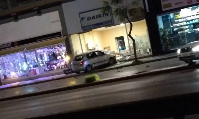 Λάρισα: Αυτοκίνητο «μπούκαρε» σε… κατάστημα - Απίστευτες εικόνες