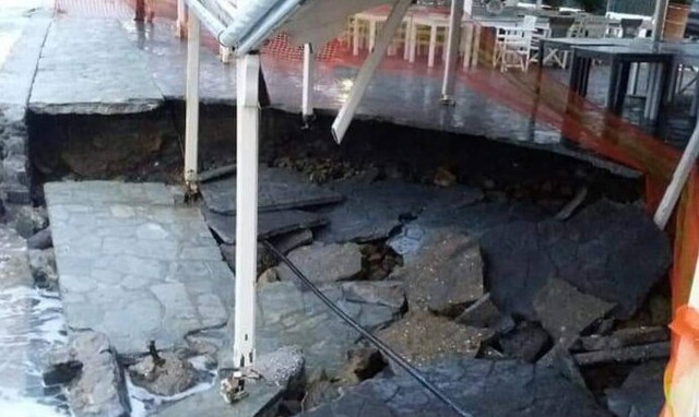 Κακοκαιρία - Λήμνος:  Κατάρρευση του τοιχίου στο Ρωμαίικο