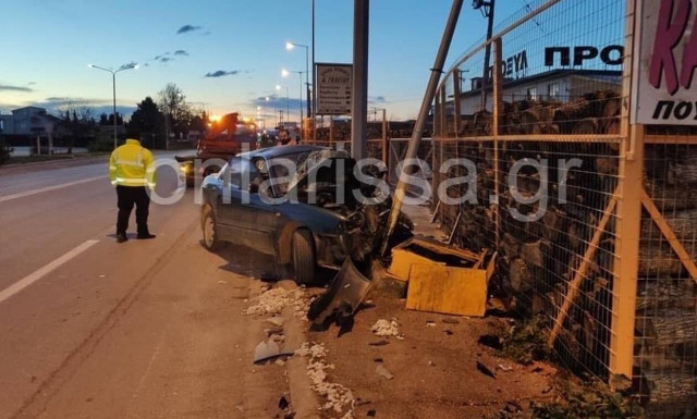 ΣΟΚ στη Λάρισα: Άγιο είχε οδηγός - Επεσε σε κολόνα και έκανε το αυτοκίνητο  «σμπαράλια»