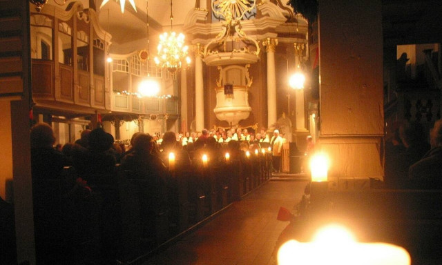 Πανικός σε εκκλησία τα Χριστούγεννα: Δεν πίστευαν στα μάτια τους όταν είδαν τι έκανε ο ιερέας (pics)