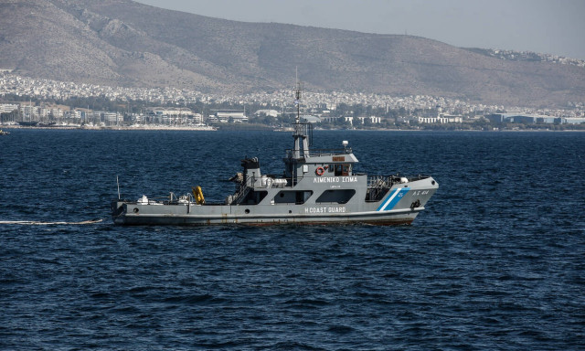 Λήξη συναγερμού στο Σχινιά - Εντοπίστηκαν οι τρεις σέρφερ που είχαν πέσει στη θάλασσα