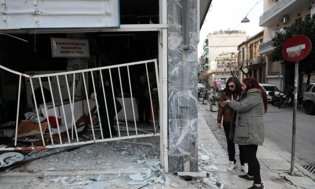 Βίντεο-ντοκουμέντο από τον Κολωνό: Η τρελή πορεία του αυτοκινήτου που «καρφώθηκε» στο καθαριστήριο
