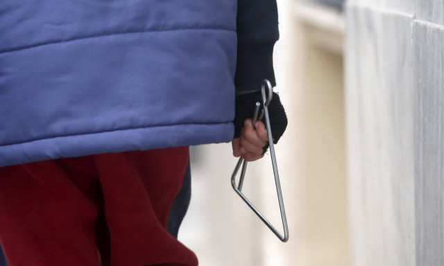 Σπάρτη: Μπήκαν στο σπίτι, είπαν τα χριστουγεννιάτικα κάλαντα και την... έκλεψαν!