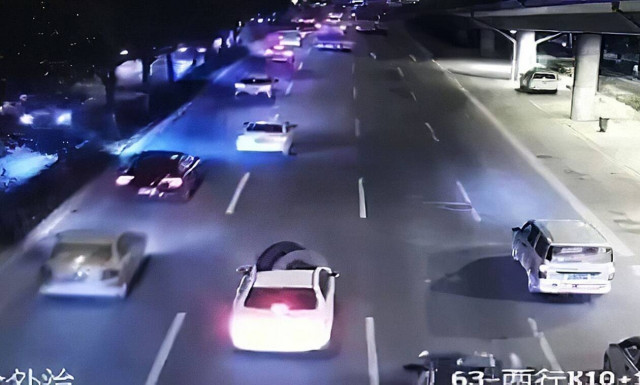 Λάστιχα που έφυγαν από νταλίκα προκαλούν φοβερό ατύχημα (vid)