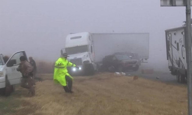 Βίντεο που κόβει την ανάσα: Νταλίκα κάνει σμπαράλια αυτοκίνητα λόγω ομίχλης!