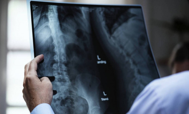 Στο νοσοκομείο με αφόρητους πόνους - Έπαθαν ΣΟΚ οι γιατροί με αυτά που βρήκαν στο στομάχι του