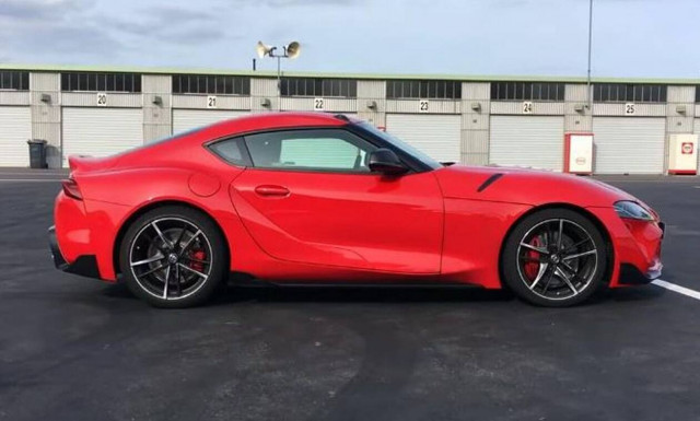 Η Toyota Supra νίκησε τις BMW εντός έδρας (vid)