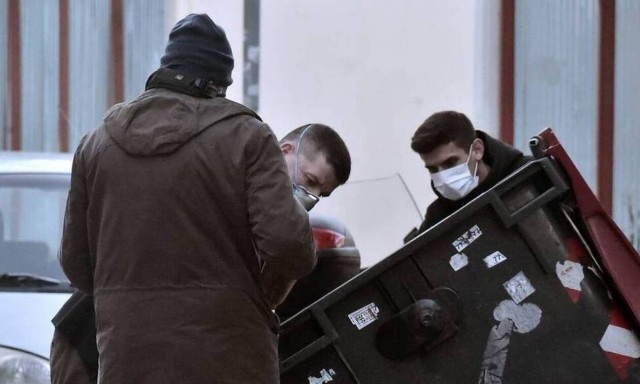 Θρίλερ στα Πετράλωνα: Στον εισαγγελέα ο 20χρονος – Σε ψυχιατρική κλινική η μητέρα του (pics)