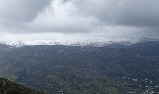 «Ζηνοβία»: Το 'στρωσε και στις Κυκλάδες - Δείτε σε ποιο νησί χιόνισε (pics)