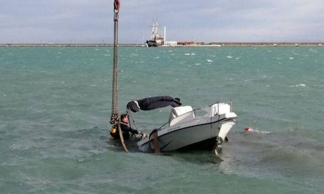 Ζάκυνθος: Η στιγμή που βάρκα βάζει νερά και κινδυνεύει να βυθιστεί (pics+vid)
