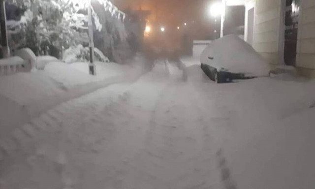 Καιρός ΤΩΡΑ: «Θάφτηκε» στο χιόνι η Θήβα – Πάνω από 80 πόντοι στο κέντρο της πόλης