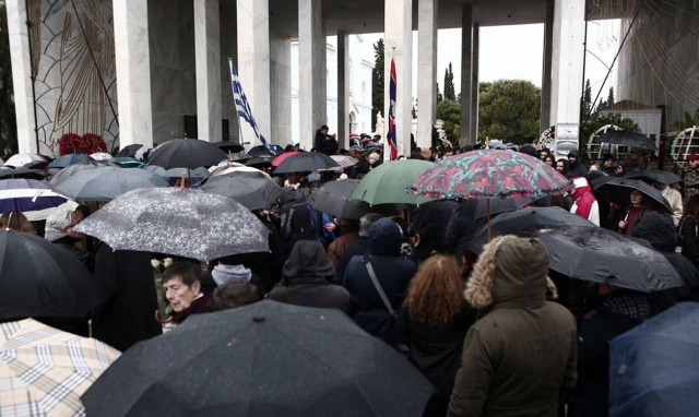 Κηδεία Θάνου Μικρούτσικου: Συντετριμμένος ο αδελφός του Ανδρέας στο «τελευταίο αντίο» (pics)