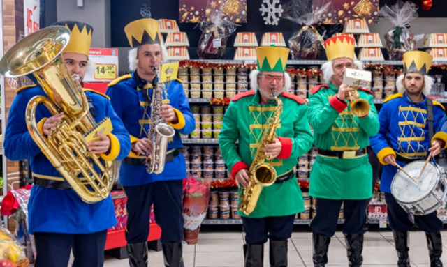 Εορταστικά  ψώνια με live μουσική και κεράσματα, γίνονται; Και όμως!