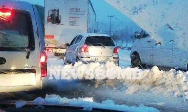 Καιρός τώρα: Αποκλεισμένη η Αθηνών - Λαμίας! Ο χιονιάς «έκοψε» την Ελλάδα στα δύο