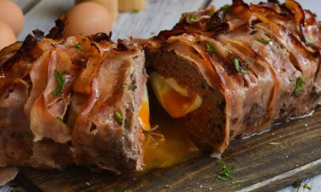 Η συνταγή της ημέρας: Ρολό κιμά με αυγό, τυλιχτό με μπέικον