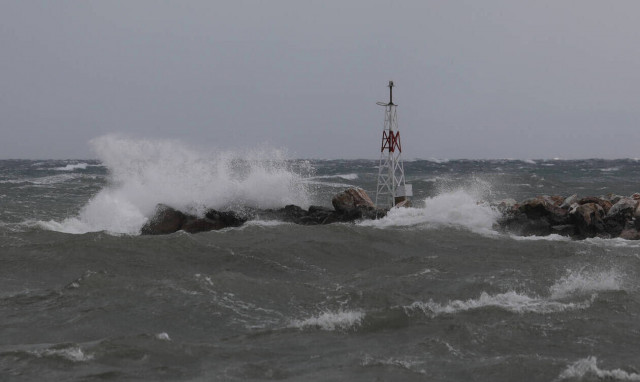 Ακυβέρνητο σκάφος με τέσσερις επιβαίνοντες στον Σαρωνικό