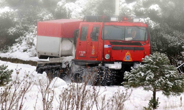 Καιρός ΤΩΡΑ: Εγκλωβισμένος 20χρονος στα Δερβενοχώρια - Μεγάλη επιχείρηση της ΕΜΑΚ
