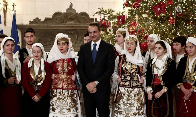 Πρωτοχρονιάτικα κάλαντα και ευχές στον Κυριάκο Μητσοτάκη (pics)