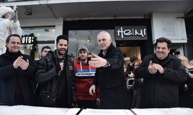 Παραμονή Πρωτοχρονιάς 2019 με βασιλόπιτα 5 τόνων στο Περιστέρι (pics)