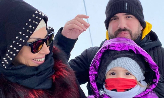 Σίσσυ Φειδά: Παιχνίδια στο χιόνι με την κόρη της - Φανταστικές φωτογραφίες (pics)