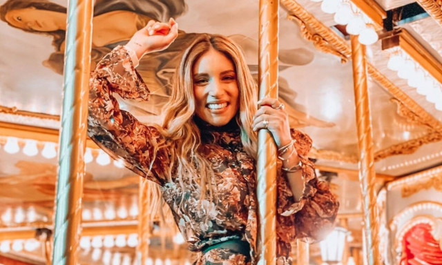 Η Αθηνά Οικονομάκου μας δείχνει (για πρώτη φορά) την εντυπωσιακή γκαρνταρόμπα της