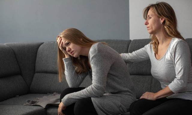 Πώς να βοηθήσετε το έφηβο παιδί σας να διαχειριστεί τον πρώτο του χωρισμό