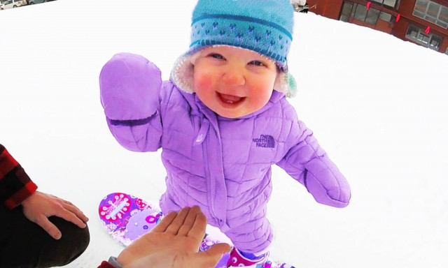 Μωράκια ανακαλύπτουν το χιόνι και μας χαρίζουν απίστευτες στιγμές γέλιου (vid)