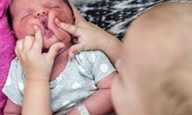 Όταν το μεγάλο αδερφάκι παίζει με το νεογέννητο - Ένα απολαυστικό βίντεο (vid)