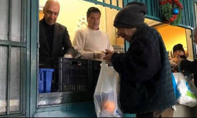 Αντιπροσωπεία της ΝΔ διένειμε γεύμα στο Κέντρο Υποδοχής του Δ. Αθηναίων