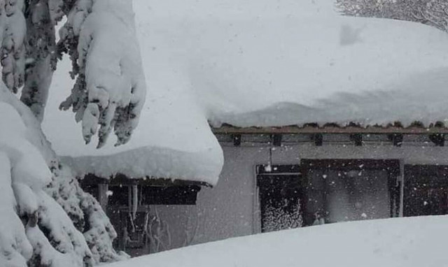 Καιρός: Τραγική κατάσταση στα Βίλια – Χωρίς ρεύμα εδώ και 24 ώρες (pics)