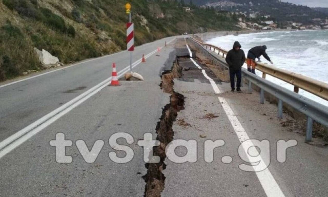 Κακοκαιρία: Καθίζηση δρόμου στη Κύμη (pics)